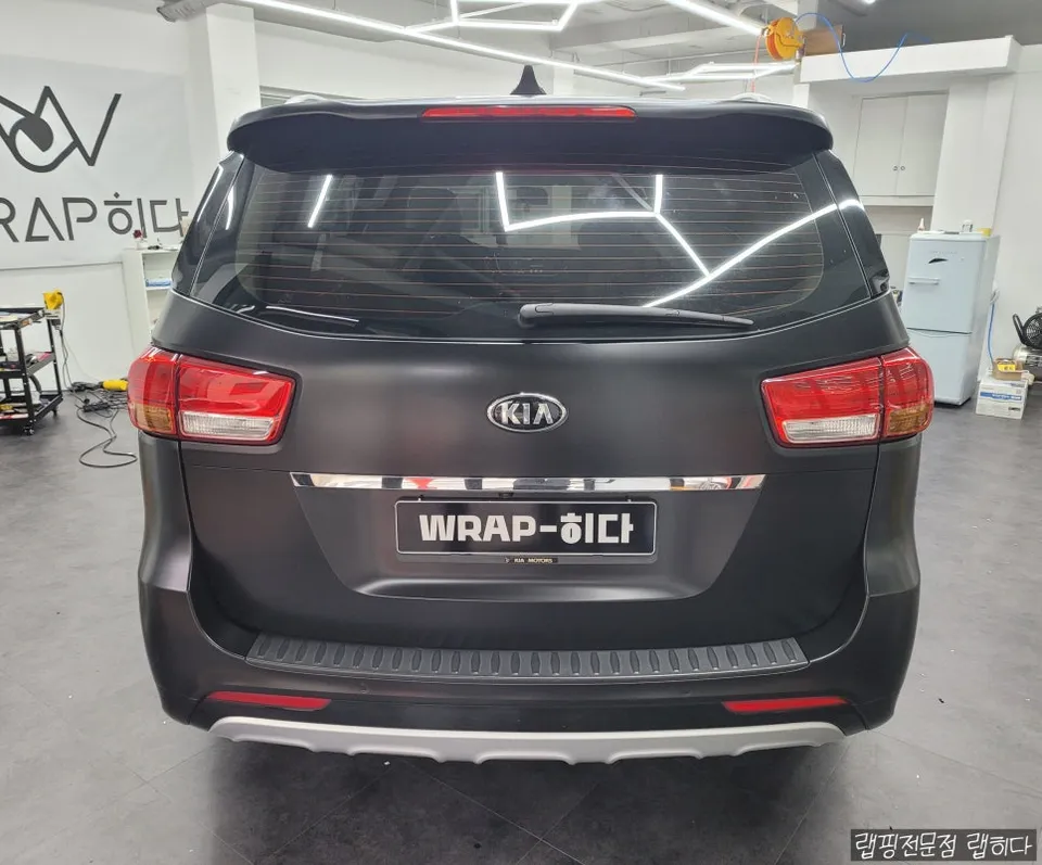 Kia All New Carnivalのカーラッピング事例｜サテンブラック 施工写真 2-3
