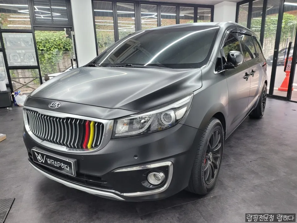 Kia All New Carnivalのカーラッピング事例｜サテンブラック 施工写真 3-3