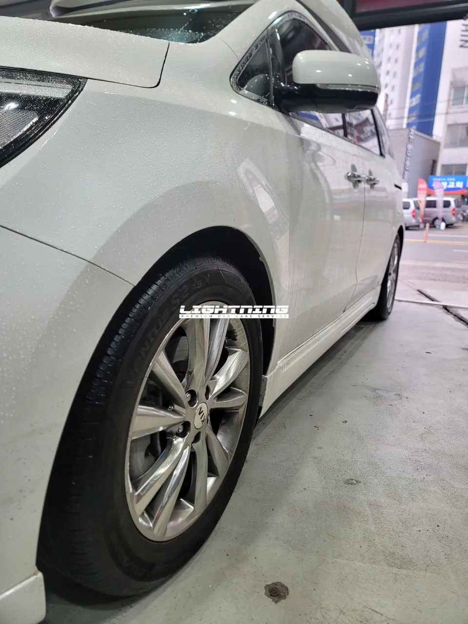 Kia Carnival Hi-Limousine body kit - Kia Carnival Hi-Limousine Side Steps Review — Enhanced Access photo 3