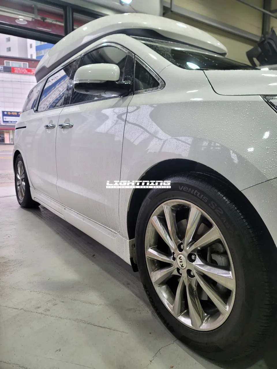Kia Carnival Hi-Limousine body kit - Kia Carnival Hi-Limousine Side Steps Review — Enhanced Access photo 4