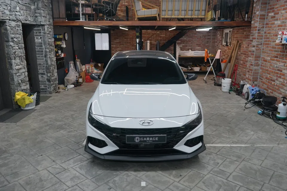 Hyundai Elantraのカーラッピング事例|ゴーストパールで個性をプラス 施工写真 3-1
