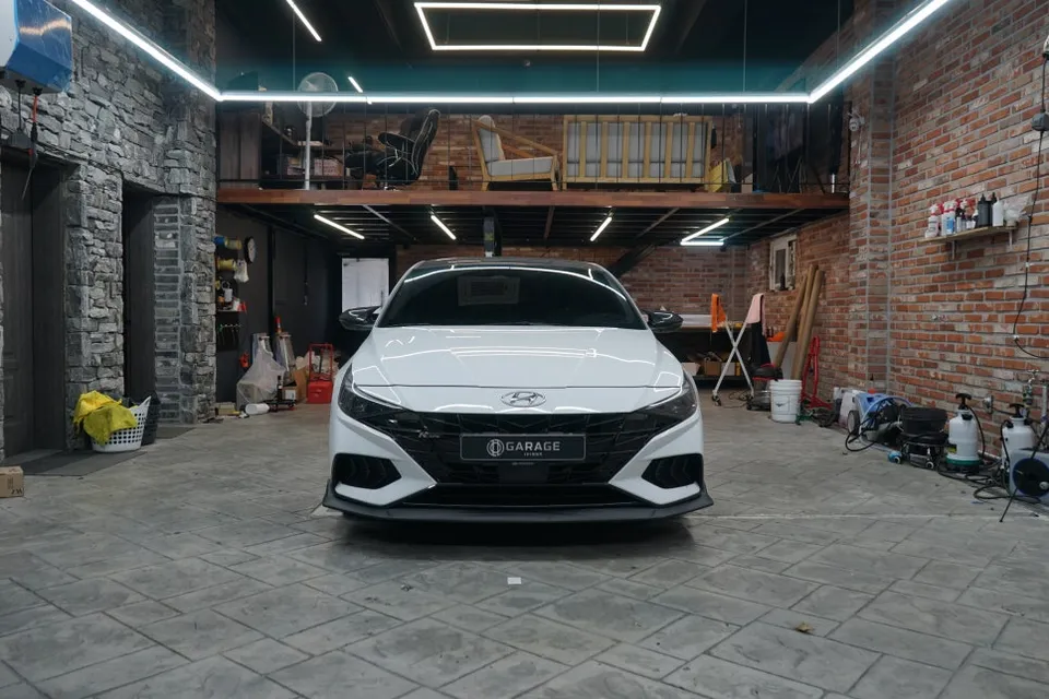 Hyundai Elantraのカーラッピング事例|ゴーストパールで個性をプラス 施工写真 1-2
