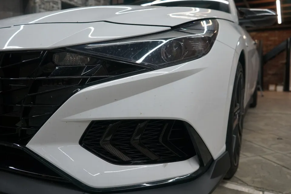 Hyundai Elantraのカーラッピング事例|ゴーストパールで個性をプラス 施工写真 2-2
