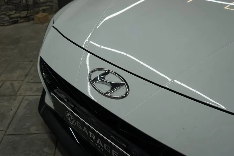 Hyundai Elantraのカーラッピング事例|ゴーストパールで個性をプラス 施工写真 3-2