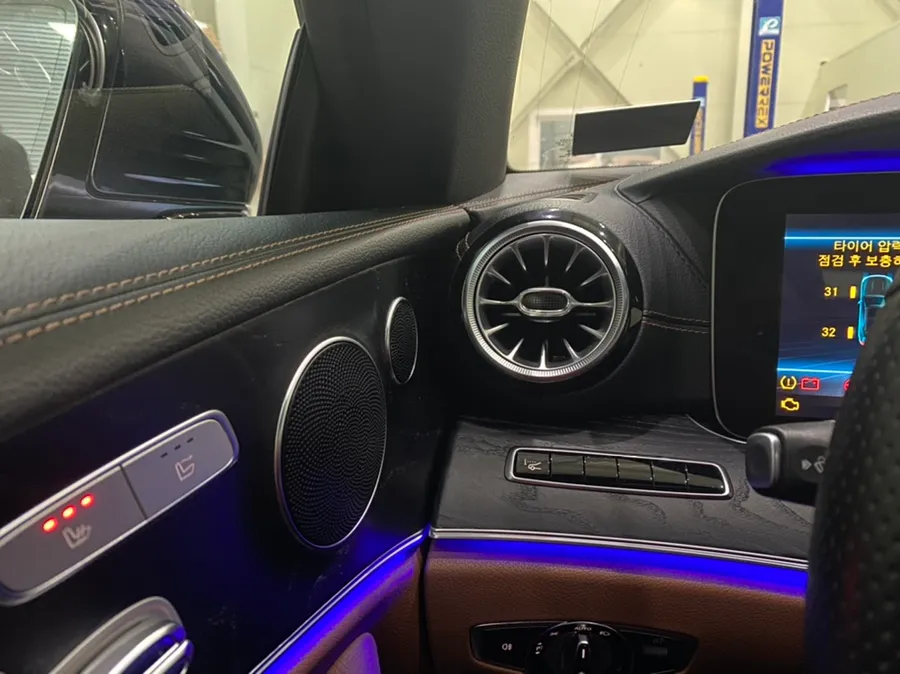 Mercedes-Benz E-Class Coupe ambient lighting - Mercedes-Benz E-Class Coupe Ambient Lighting Upgrade Review photo 3