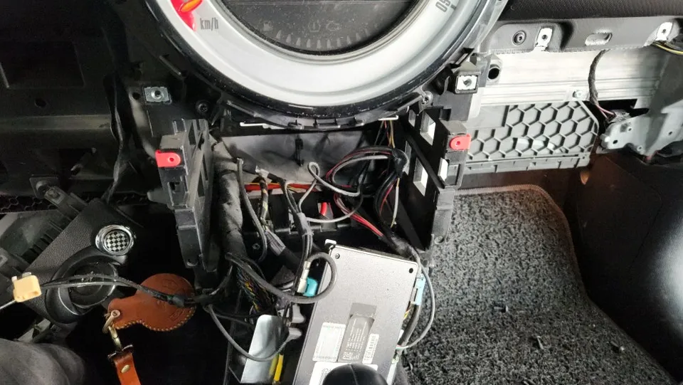 MINI Countryman R60のカーオーディオ施工事例 施工写真 3-1