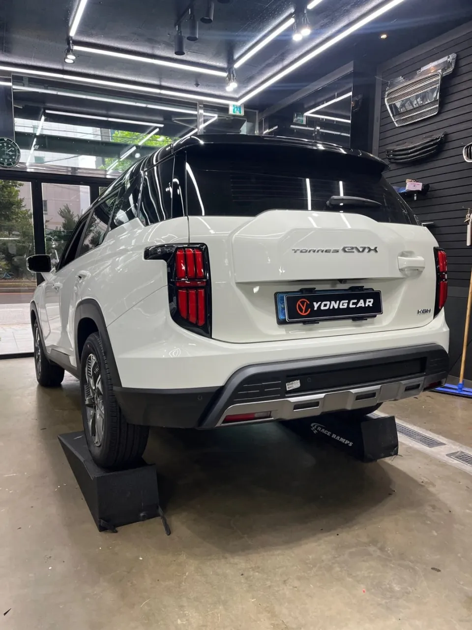 KG Mobility Torres EVXのカーラッピング事例｜費用目安・仕上がり 施工写真 4-1