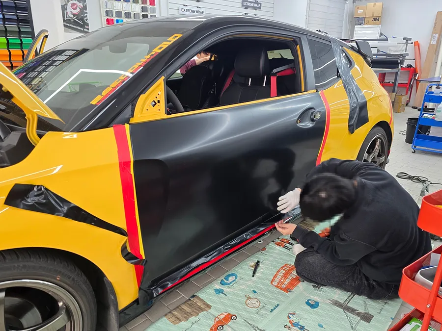 Hyundai Velosterのカーラッピング事例|無光サテンブラック 施工写真 1-2