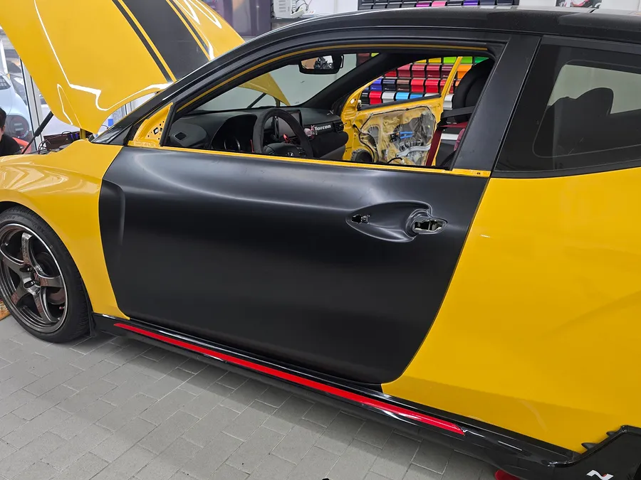 Hyundai Velosterのカーラッピング事例|無光サテンブラック 施工写真 2-2