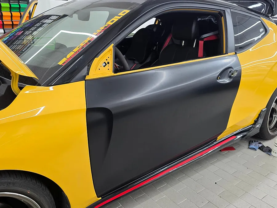 Hyundai Velosterのカーラッピング事例|無光サテンブラック 施工写真 3-2