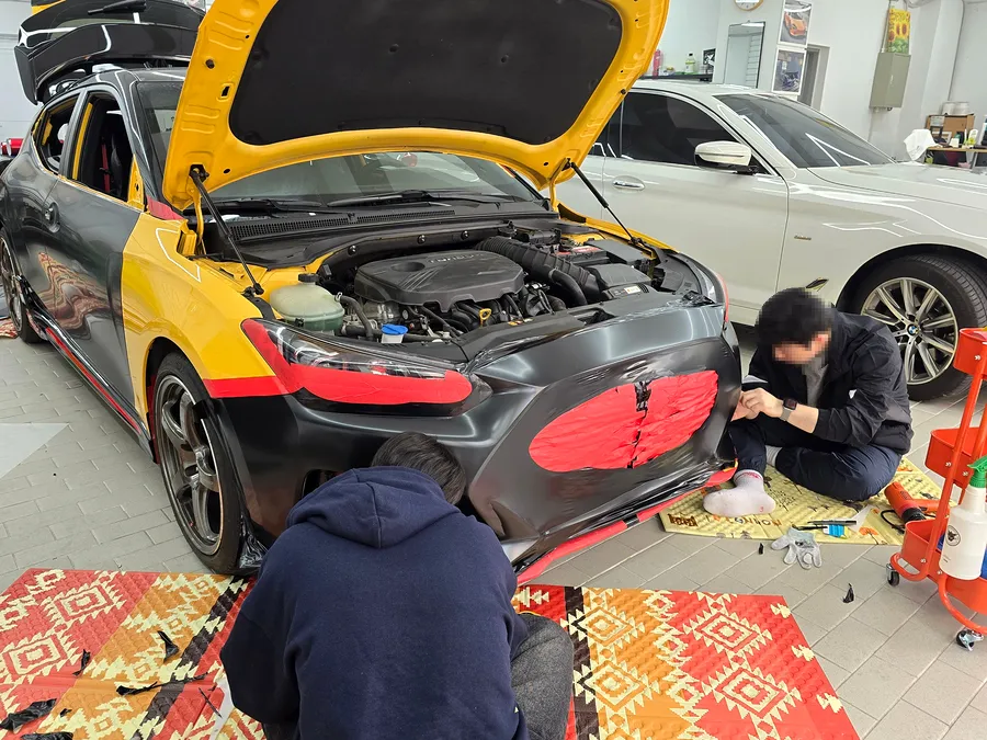 Hyundai Velosterのカーラッピング事例|無光サテンブラック 施工写真 4-2