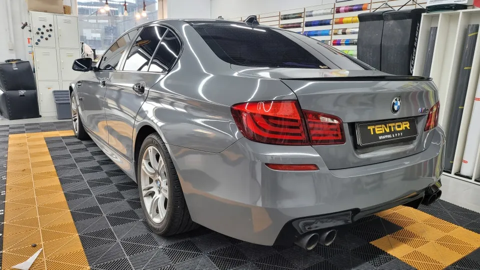 BMW 5 Seriesのカーラッピング事例|費用目安・仕上がり 施工写真 2-1