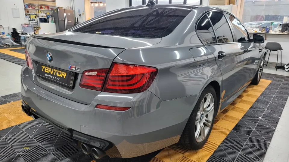 BMW 5 Seriesのカーラッピング事例|費用目安・仕上がり 施工写真 3-1