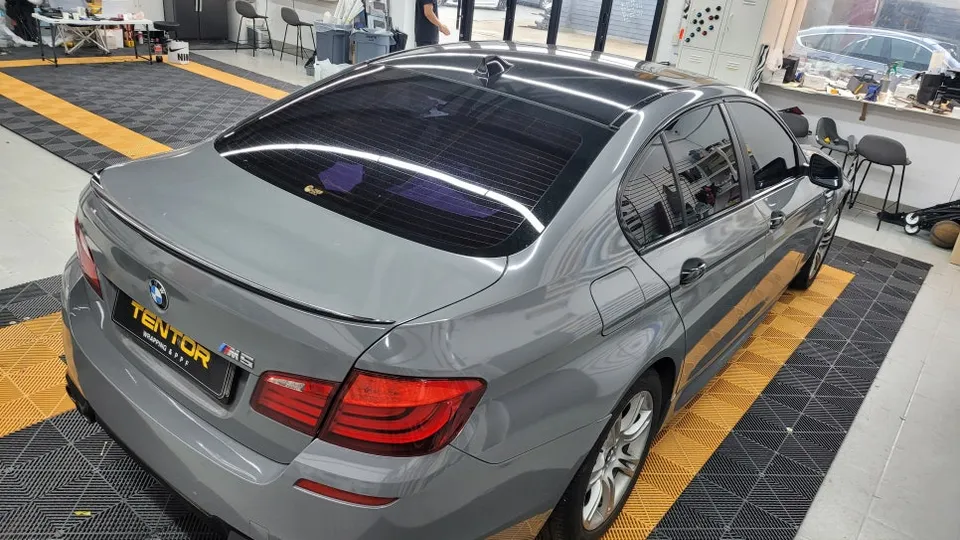 BMW 5 Seriesのカーラッピング事例|費用目安・仕上がり 施工写真 4-1