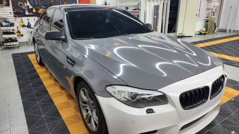 BMW 5 Seriesのカーラッピング事例|費用目安・仕上がり 施工写真 1-2