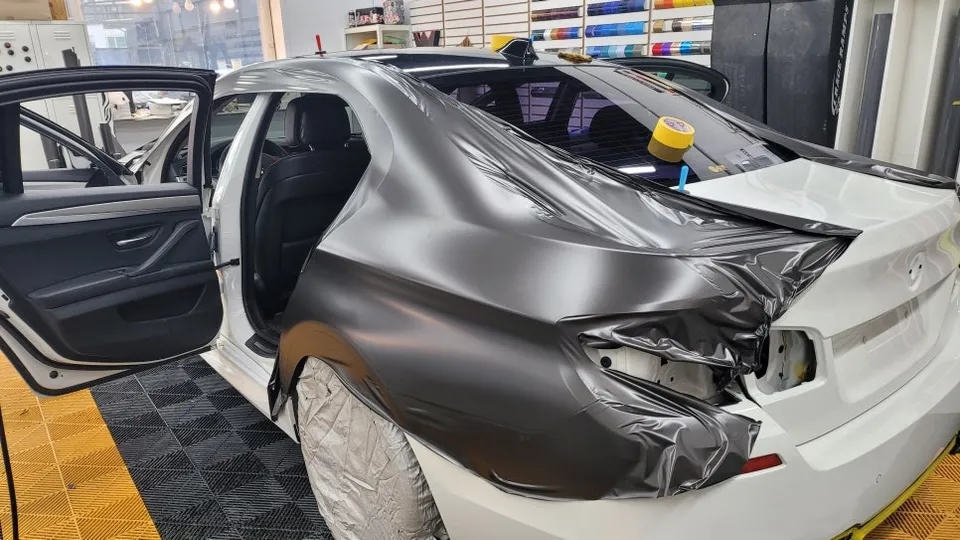 BMW 5 Seriesのカーラッピング事例|費用目安・仕上がり 施工写真 2-2