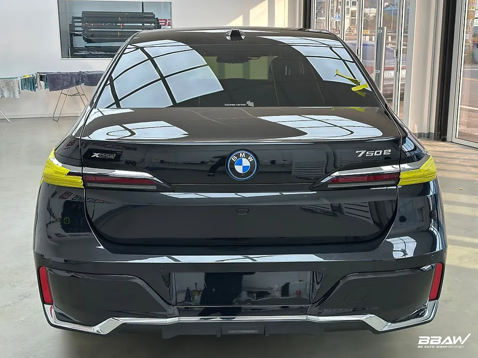 BMW 7 Seriesのカーラッピング事例｜費用目安・仕上がり 施工写真 2-1