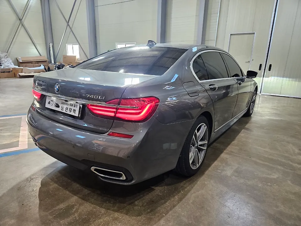 BMW 7 Series G11 body kit - BMW 7 Series G11 Body Kit Installation Review photo 4