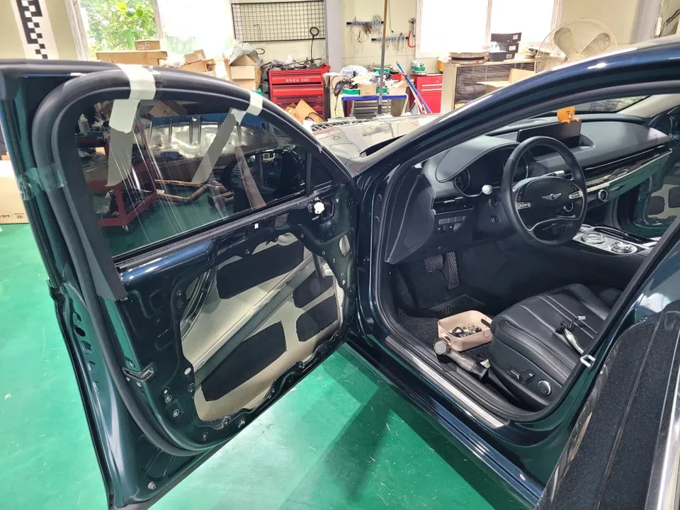 Genesis G80 Factory Option: Soft Closing Doors Review photo 2