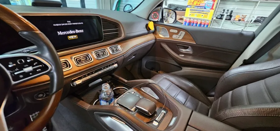 Mercedes-Benz GLS ambient lighting installation result
