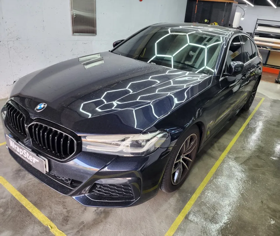 BMW 5 Seriesのカーラッピング事例|クロームメッキをブラック化 施工写真 2-1