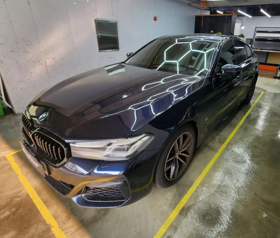 BMW 5 Seriesのカーラッピング事例|クロームメッキをブラック化 施工写真 3-1