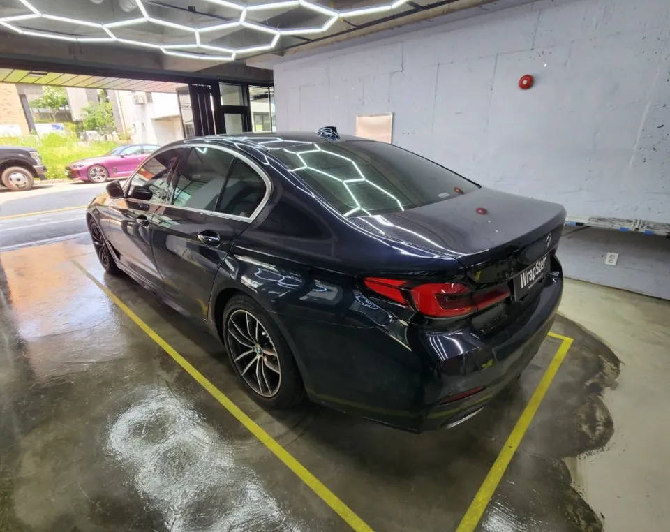 BMW 5 Seriesのカーラッピング事例|クロームメッキをブラック化 施工写真 1-2