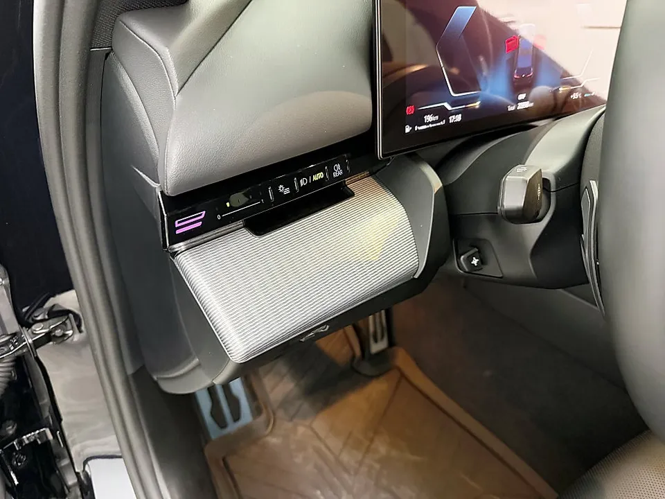 BMW 5 Series G60のカーラッピング事例|費用目安・仕上がり 施工写真 3-1