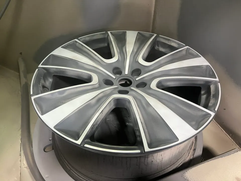 Land Rover Range Rover Vogueのホイールリペア・塗装事例 施工写真 6