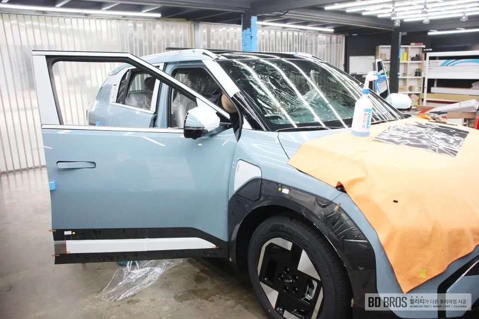 Kia EV3のカーフィルム施工事例｜断熱・スモークフィルム 施工写真 2