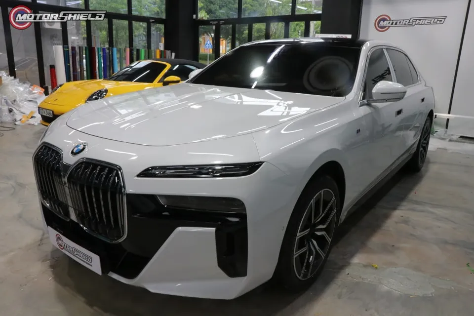 BMW 7 Seriesのカーラッピング事例｜高級感を高めるデュオトーン 施工写真 1-1