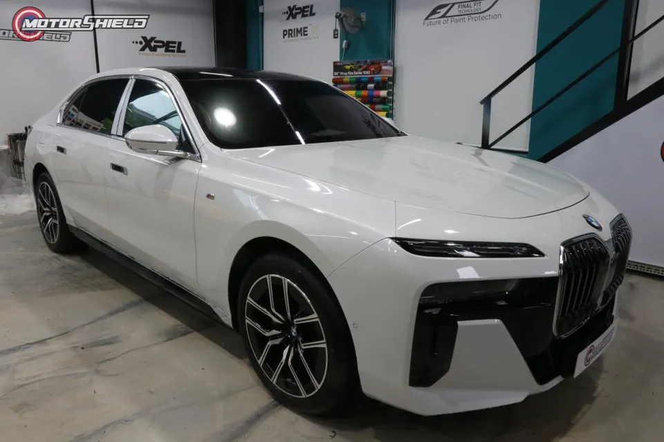 BMW 7 Seriesのカーラッピング事例｜高級感を高めるデュオトーン 施工写真 2-1