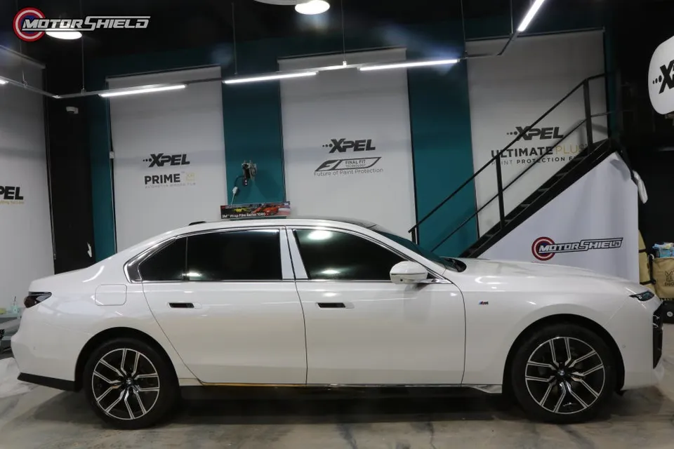 BMW 7 Seriesのカーラッピング事例｜高級感を高めるデュオトーン 施工写真 3-1