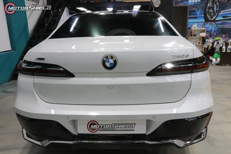 BMW 7 Seriesのカーラッピング事例｜高級感を高めるデュオトーン 施工写真 4-1