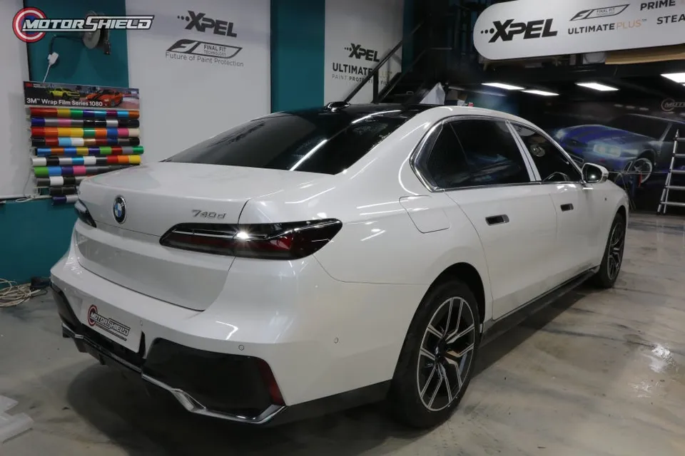 BMW 7 Seriesのカーラッピング事例｜高級感を高めるデュオトーン 施工写真 1-2