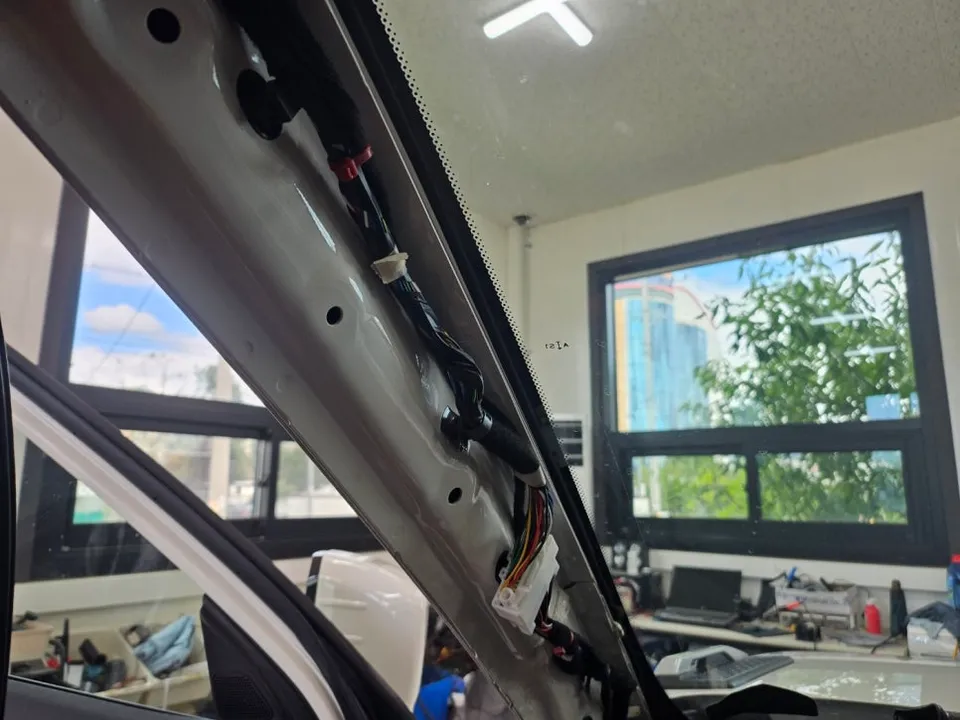 KG Mobility Torresのドライブレコーダー取付事例 施工写真 1-3