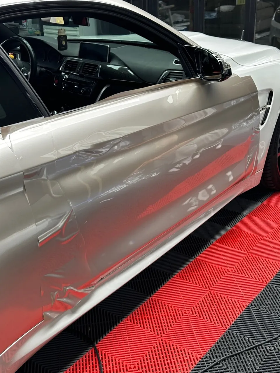 BMW M4のカーラッピング事例｜メタリックシルバーの高級感 施工写真 3-1