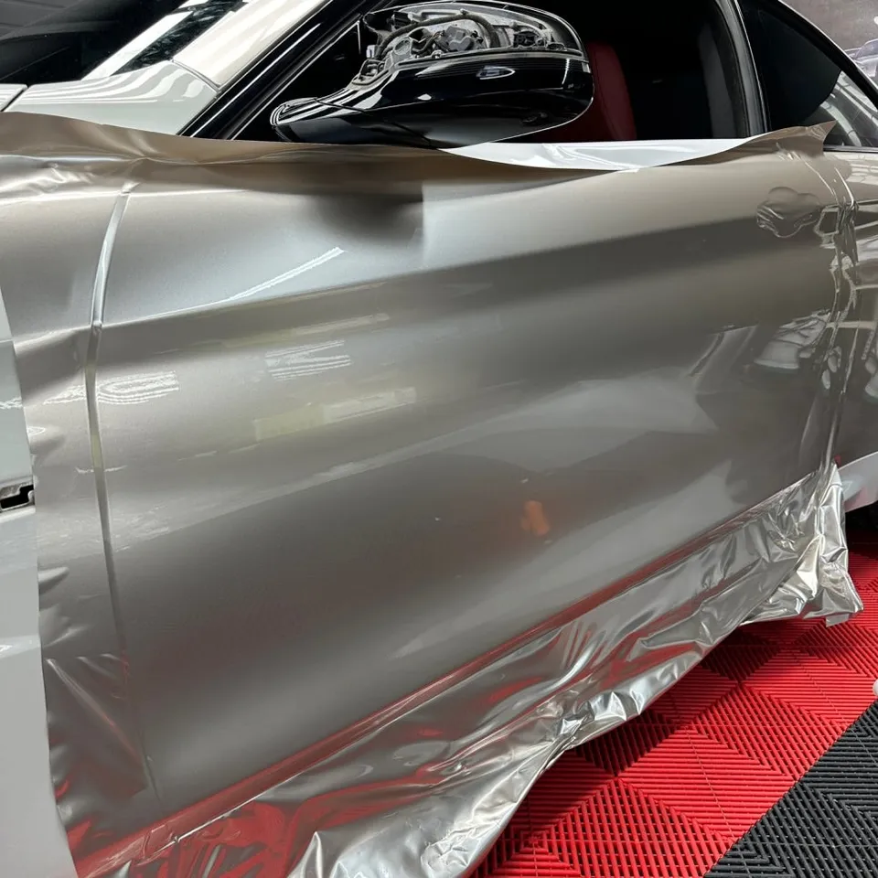 BMW M4のカーラッピング事例｜メタリックシルバーの高級感 施工写真 1-2