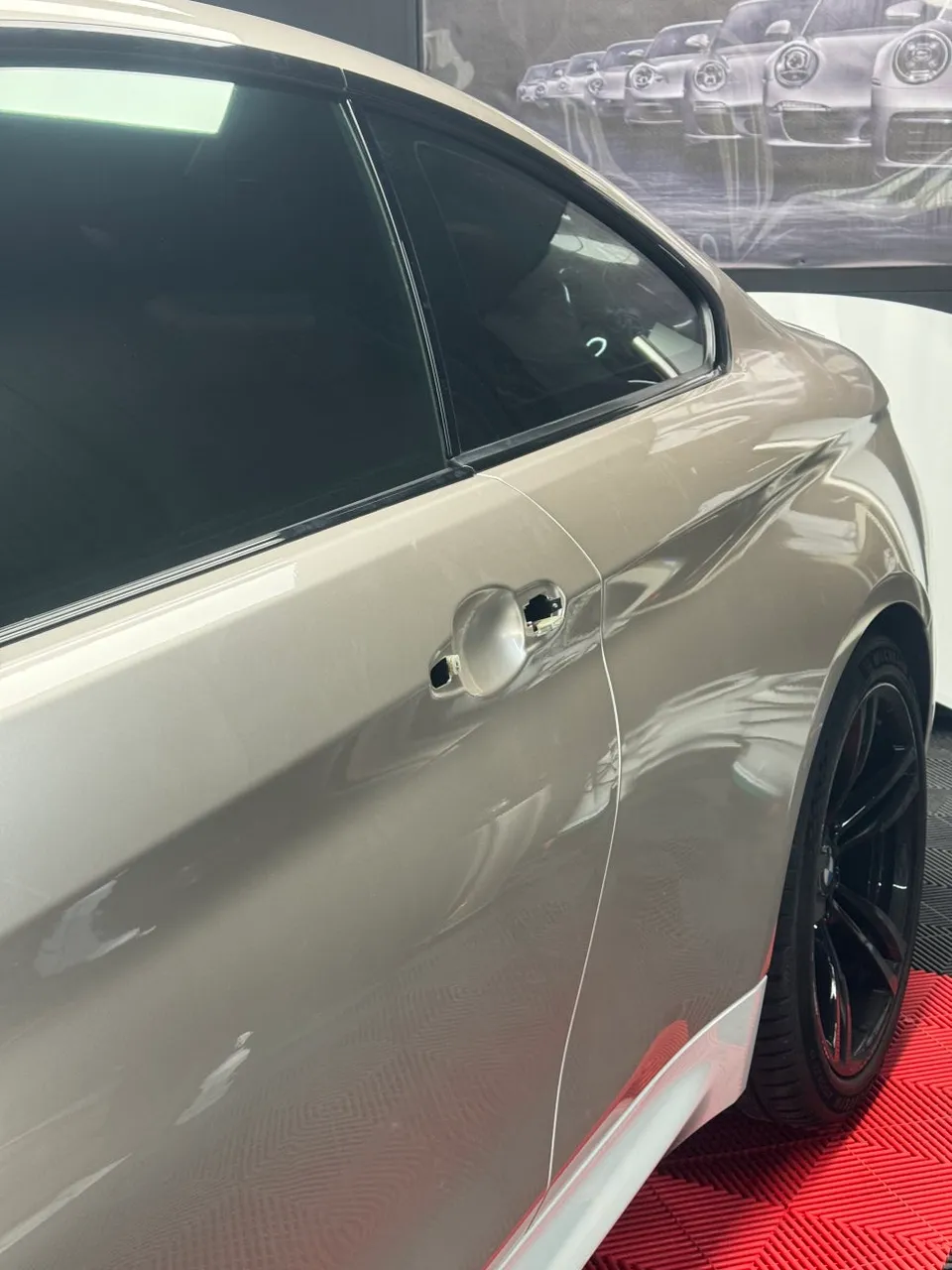 BMW M4のカーラッピング事例｜メタリックシルバーの高級感 施工写真 1-3