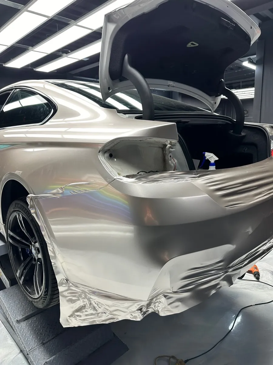 BMW M4のカーラッピング事例｜メタリックシルバーの高級感 施工写真 2-3