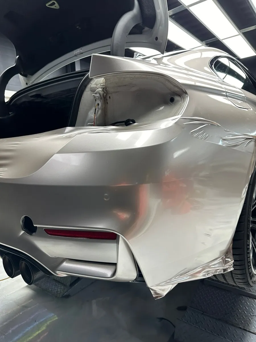 BMW M4のカーラッピング事例｜メタリックシルバーの高級感 施工写真 3-3