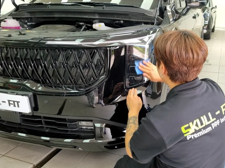 Kia Carnival PPF施工事例:クローム除去とライトスモーク 施工写真 1-2