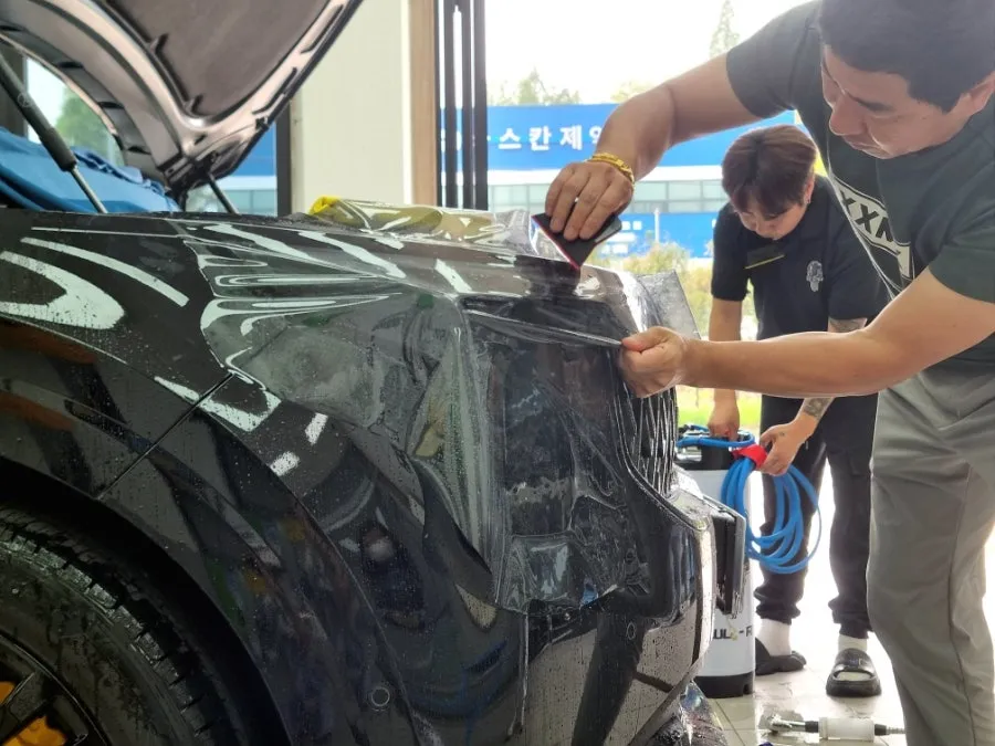 Kia Carnival PPF施工事例:クローム除去とライトスモーク 施工写真 1-3