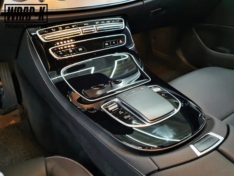 メルセデス・ベンツ Eクラス W213のカーラッピング事例 施工写真 2-1