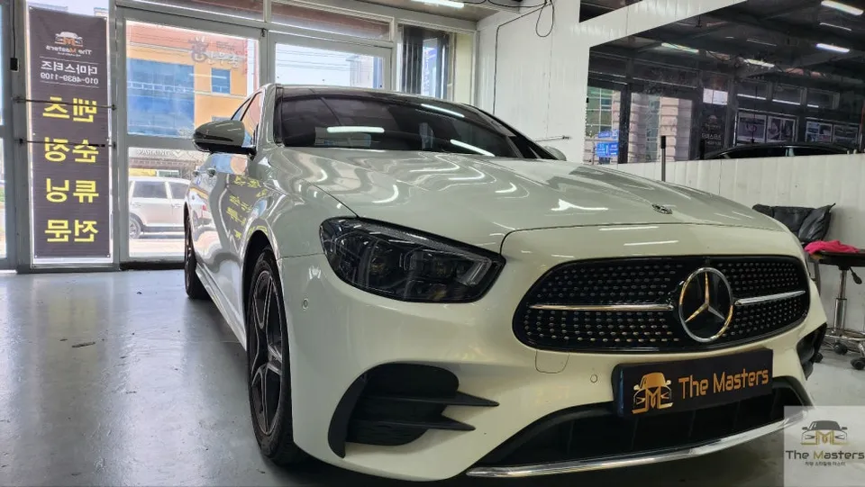 Mercedes-Benz E-Class W213 ambient lighting installation result