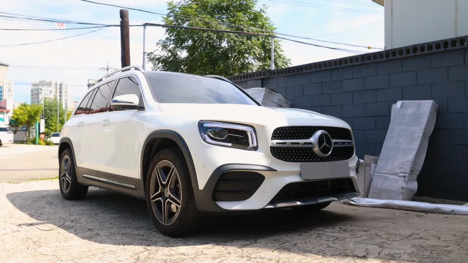 Mercedes-Benz GLB ambient lighting review