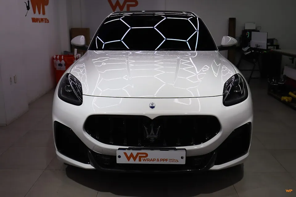 Maserati Grecaleのカーラッピング事例：エメラルドグリーンへの変貌 施工写真 1-1