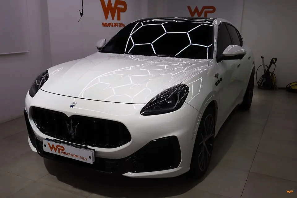 Maserati Grecaleのカーラッピング事例：エメラルドグリーンへの変貌 施工写真 2-1