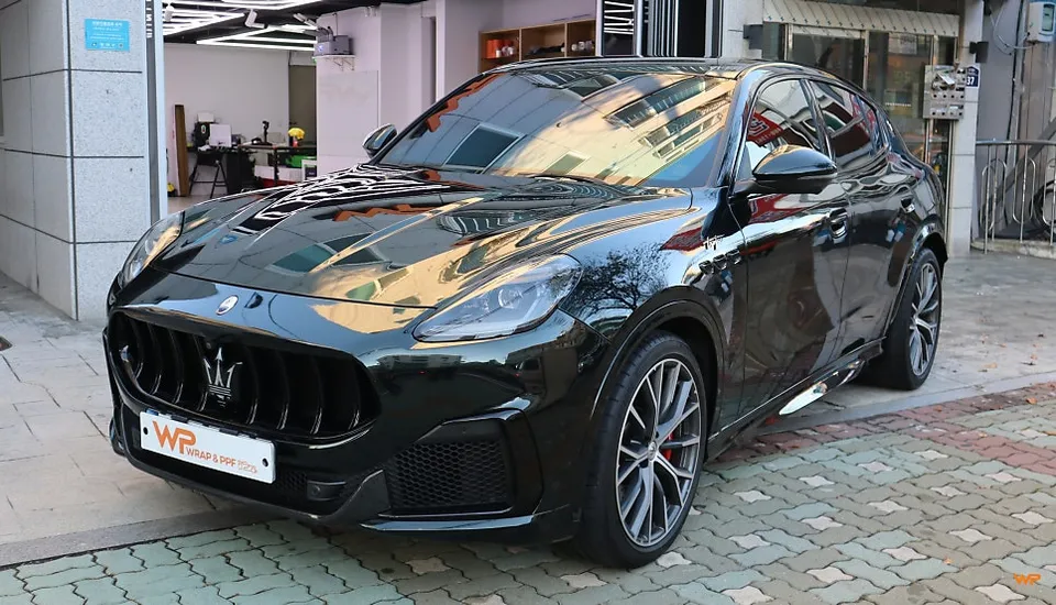 Maserati Grecaleのカーラッピング事例：エメラルドグリーンへの変貌 施工写真 3-1