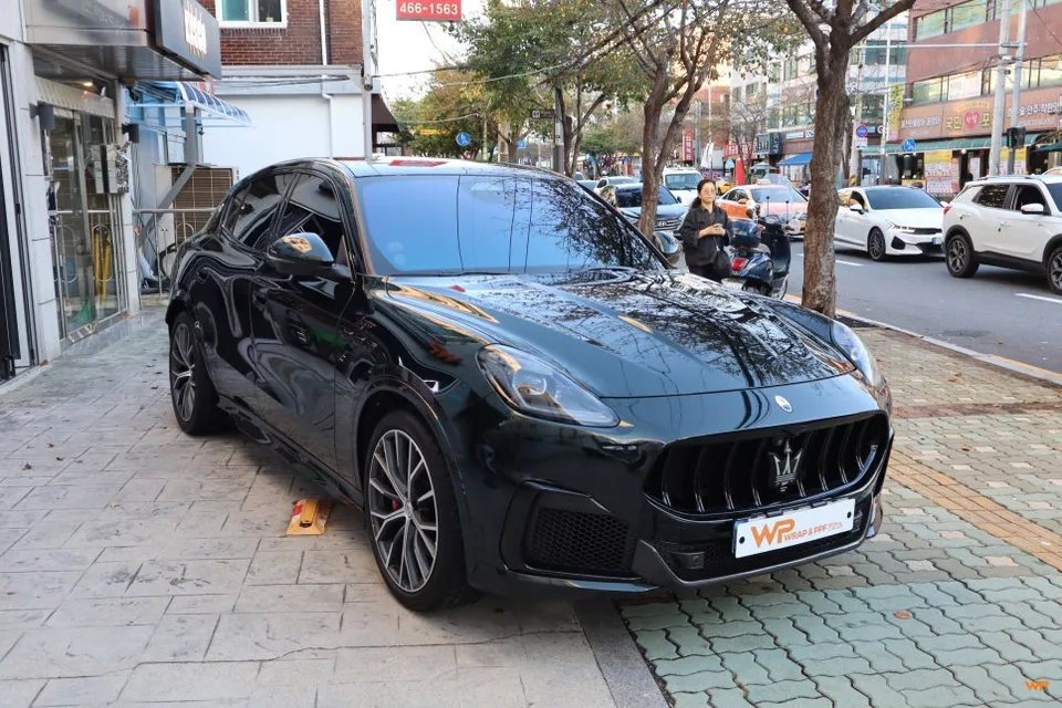 Maserati Grecaleのカーラッピング事例：エメラルドグリーンへの変貌 施工写真 1-2